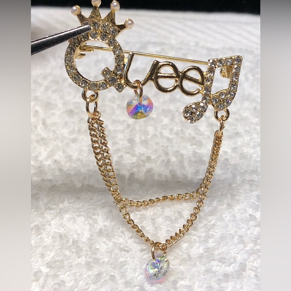 Pretty gold and rhinestone QUEEN brooch/pin - Picture 5 of 10